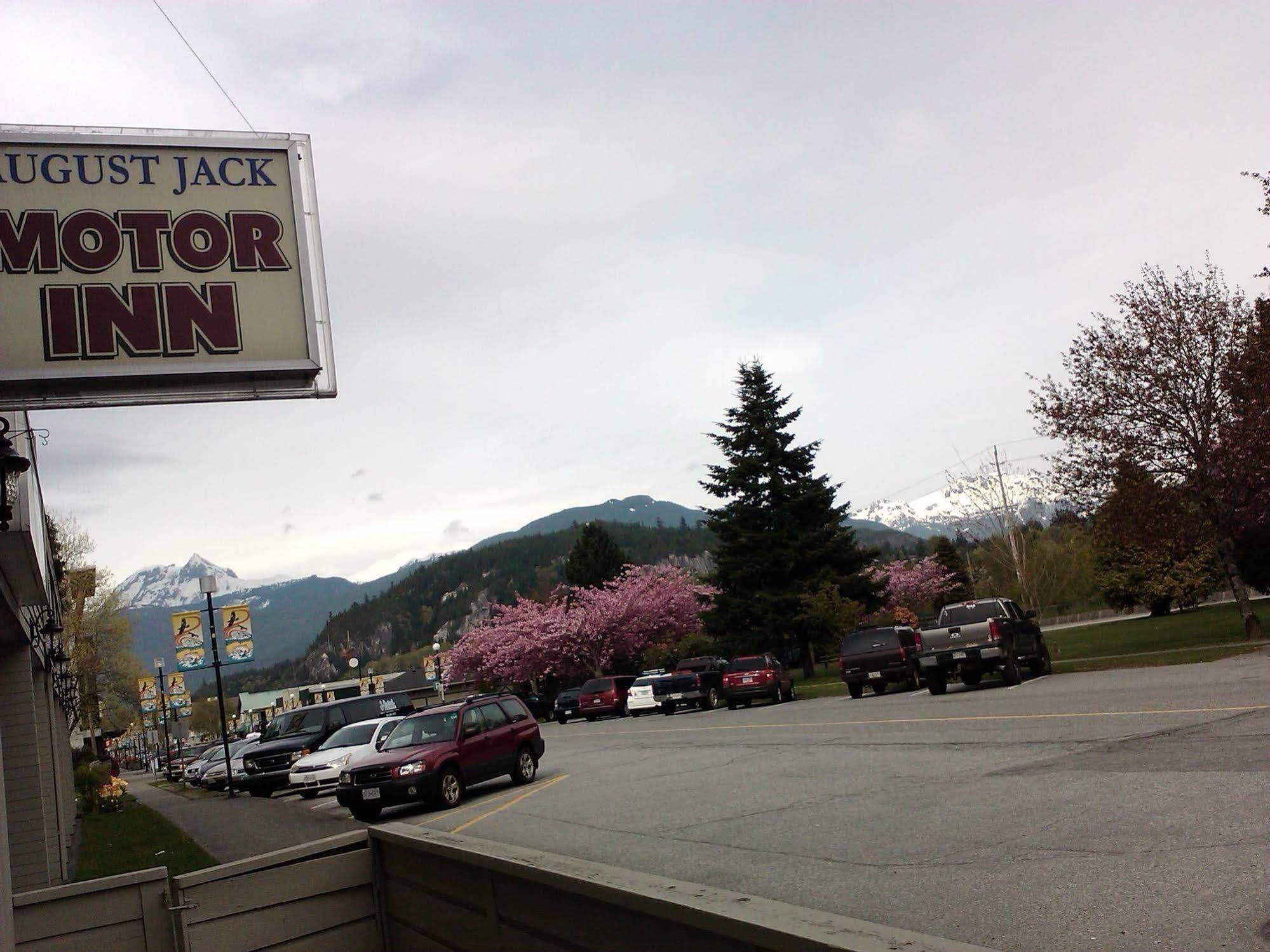 August Jack Motor Inn Squamish Ngoại thất bức ảnh